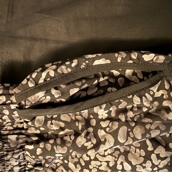 Fabletics Black and Gray Leopard Print Active Set - Picture 4 of 8